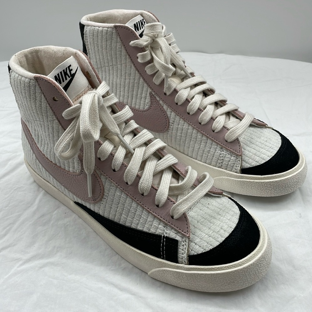 NIKE Men’s 7.5 Blazer By You ID Mid ‘77 White/Black/Pink Sneakers DJ3178-991.